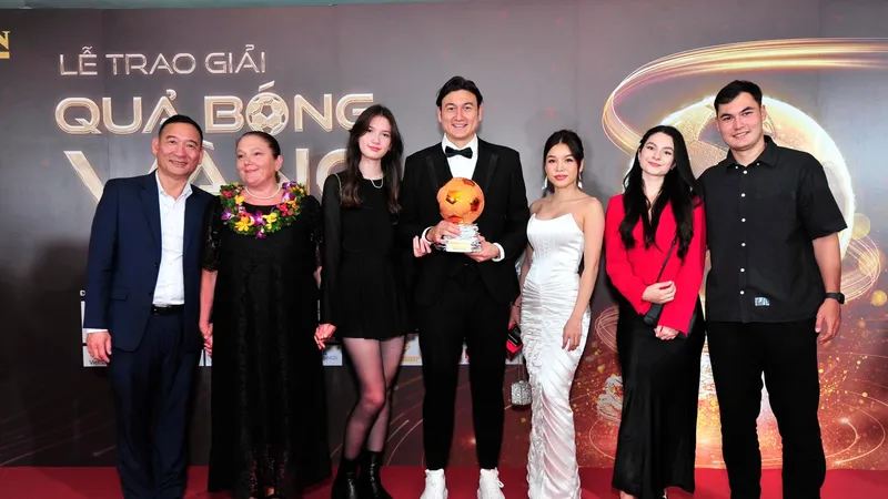 Đặng Văn Lâm cùng gia đình tại Gala trao giải Quả bóng vàng 2023
