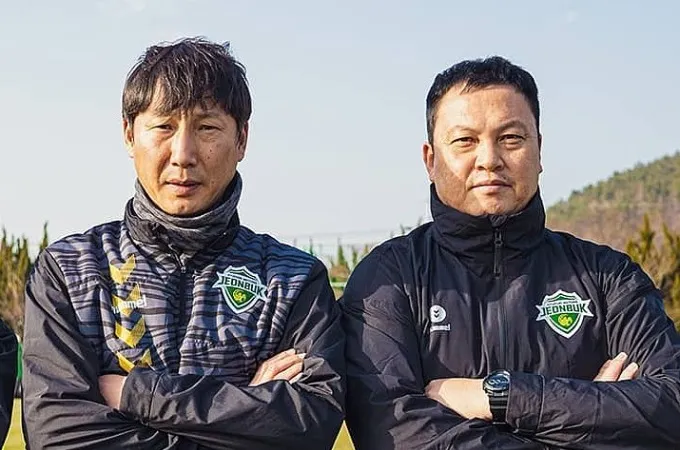 HLV Kim Sang-sik (trái) và HLV thủ môn Lee Woon-jae (phải) khi cùng làm việc tại Jeonbuk Hyundai Motors. Ảnh: Jeonbuk