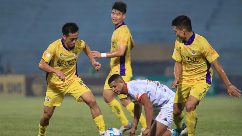 Văn Quyết tiếp tục là chỗ dựa vững chắc cho hàng công của Hà Nội FC. Ảnh: MINH HOÀNG