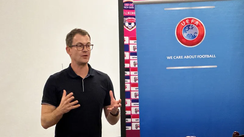 Ông Chris Milnes chia sẻ tại Hội thảo