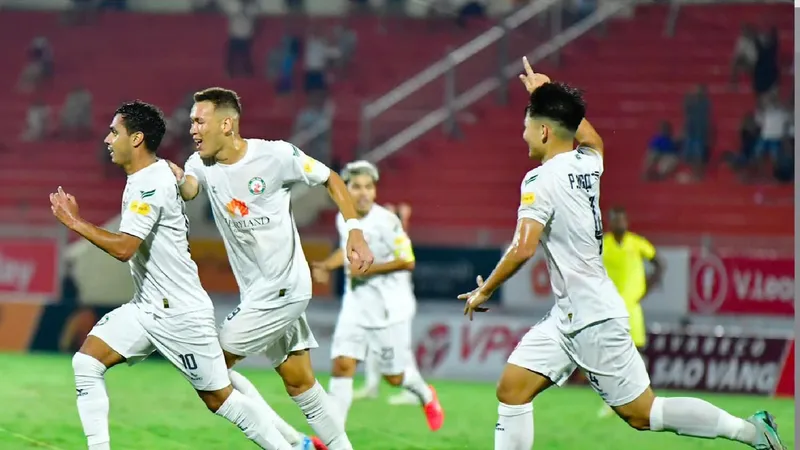 Niềm vui của Alisson sau bàn mở tỷ số cho Bình Định