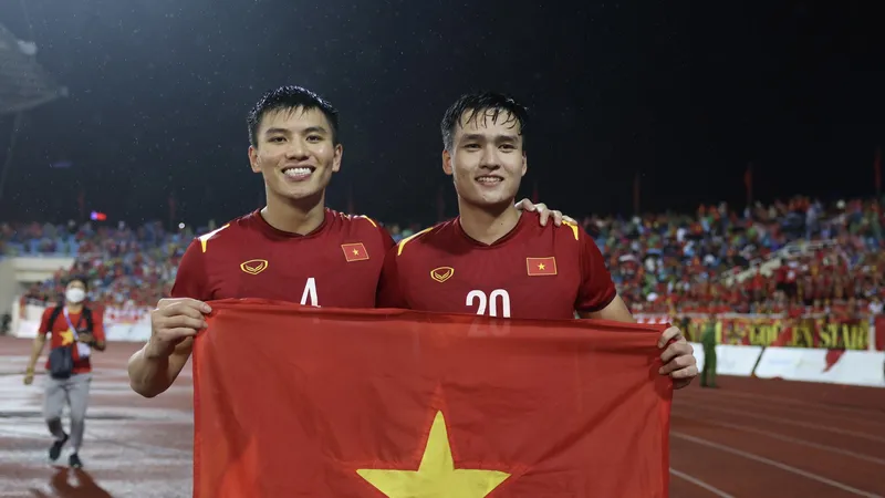 Thanh Bình và Việt Anh là hai "lá chắn" trong vòng 16m50 của đội tuyển Việt Nam. ẢNH: DŨNG PHƯƠNG