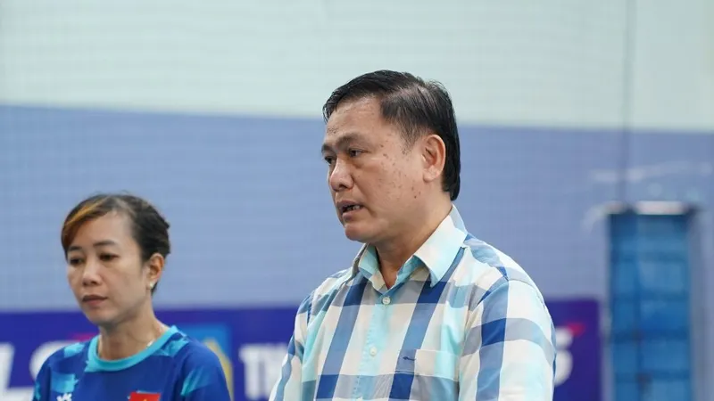Ông Trần Anh Tú động viên toàn đội tại buổi gặp gỡ
