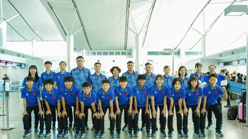 Các tuyển thủ nữ futsal Việt Nam tại sân bay Tân Sơn Nhất