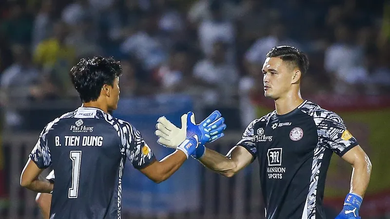 Bùi Tiến Dũng vào thay Lê Giang vào cuối trận đấu ở vòng 7. 