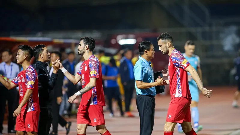 Nhiều thử thách chờ đón thầy trò HLV Phùng Thanh Phương ở vòng 8. Ảnh: HCMC FC