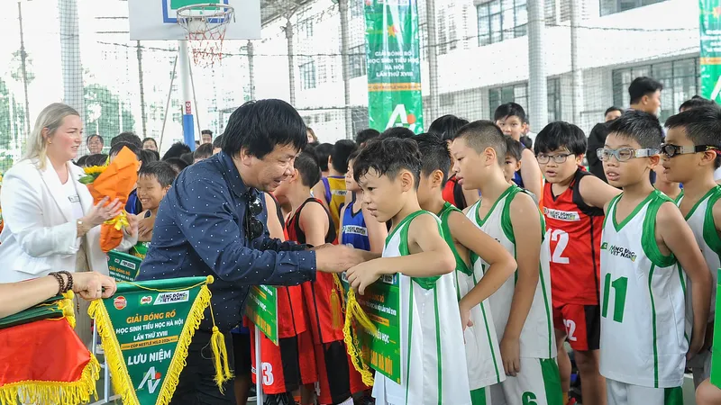 Ban tổ chức chào mừng và trao cờ lưu niệm đến các đội tham dự giải