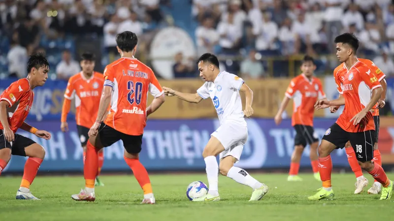 Hàng phòng ngự số đông của Đà Nẵng cũng không thể cứu vãn được trận thua có tỷ số cách biệt nhất từ đầu mùa