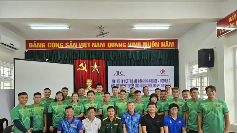 Các học viên chụp hình lưu niệm cùng Ban tổ chức lớp học
