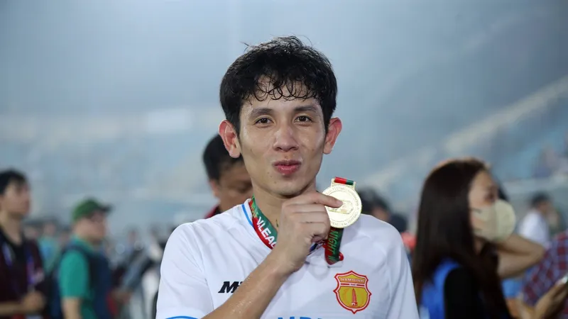 Hồng Duy trong niềm vui cùng Nam Định vô địch V-League 2023-2024