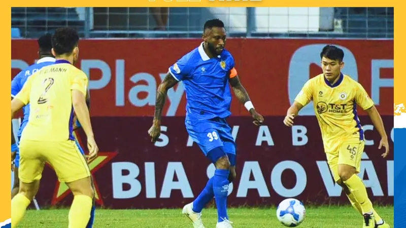 Cuộc so tài bất phân thắng bại giữa Quảng Nam và Hà Nội FC ở vòng 9. Ảnh: QNFC