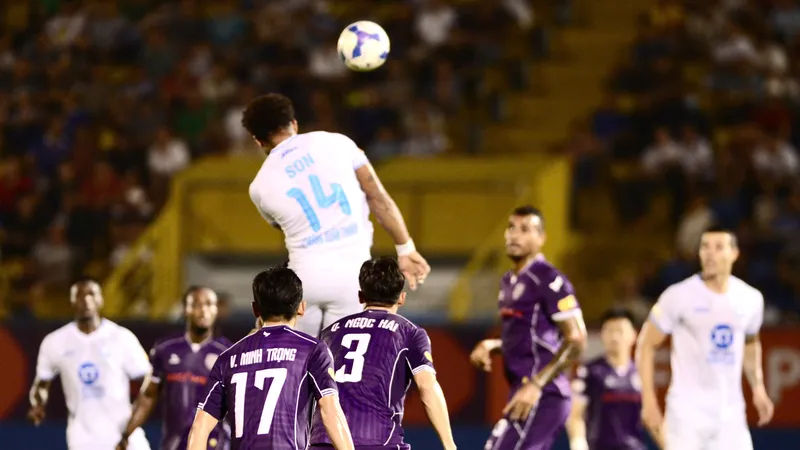 Xuân Son tỏa sáng với cú hattrick cho Nam Định. Ảnh: DŨNG PHƯƠNG