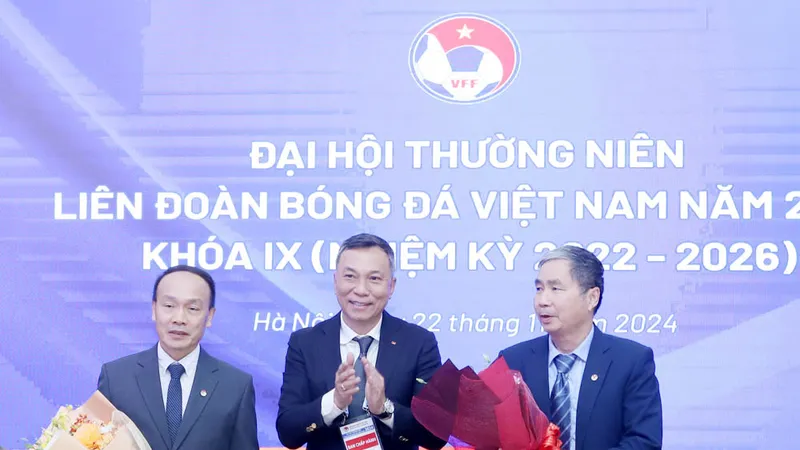 Chủ tịch VFF Trần Quốc Tuấn (giữa) tặng hoa cho tân Tổng thư ký Nguyễn Văn Phú và nguyên Tổng Thư ký Dương Nghiệp Khôi