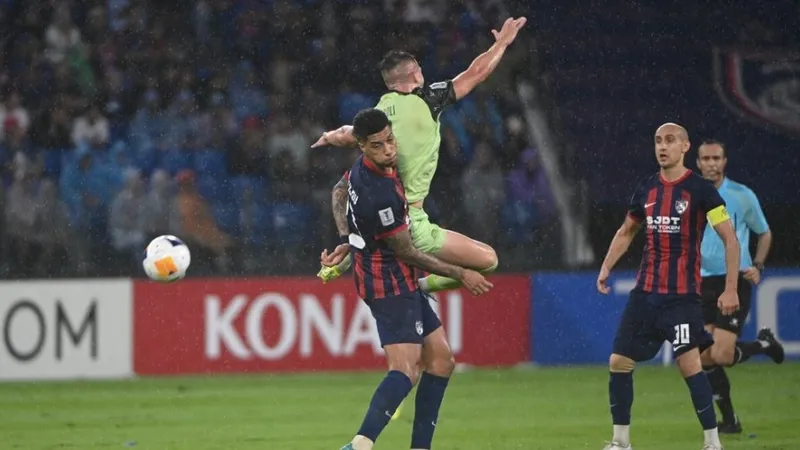 Cuộc so tài quyết liệt giữa Johor Darul Ta’zim và Buriram United khi có đến 3 thẻ đỏ được trọng tài rút ra. Ảnh: AFC