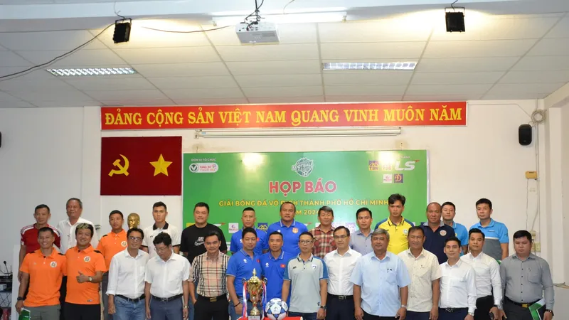 Đại diện các đội bóng tham dự giải chụp hình lưu niệm cùng Ban tổ chức, lãnh đạo LĐBĐ TPHCM và các nhà tài trợ.