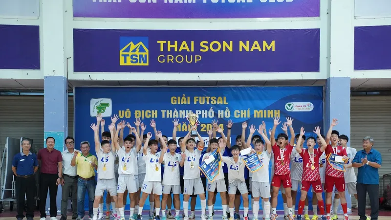 Các cầu thủ Thái Sơn Nam Quận 8 trong niềm vui giành Cúp vô địch