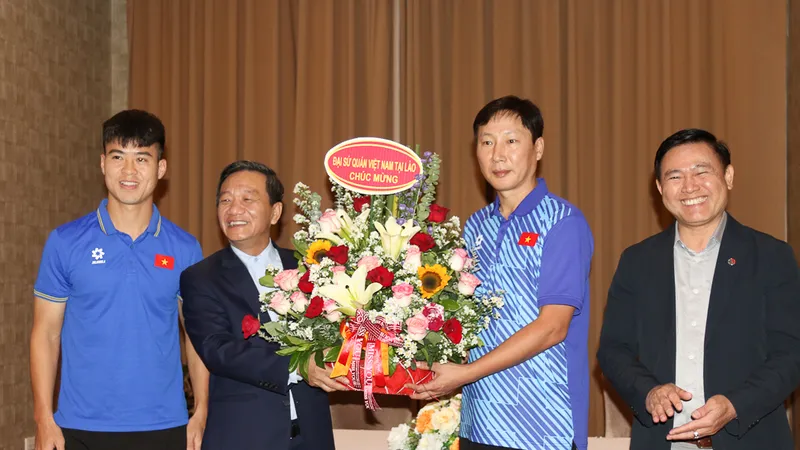 Đại sứ Nguyễn Minh Tâm tặng hoa chúc mừng đội tuyển Việt Nam và tin tưởng đội tuyển sẽ hoàn thành mục tiêu đề ra trong trận ra quân sắp tới.