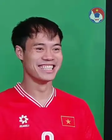 Đội tuyển Việt Nam tạo dáng trước ống kinh truyền thông của Ban tổ chức ASEAN Cup 2024