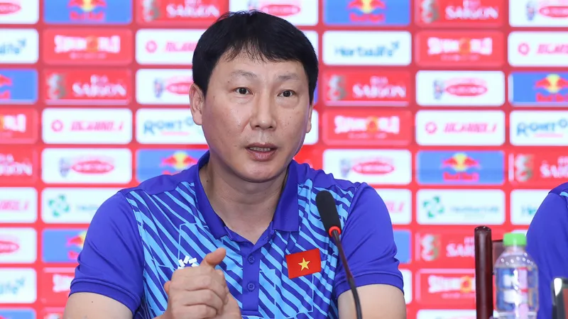 HLV Kim Sang-sik hạ quyết tâm cùng các học trò giành chiến thắng trước Lào vào tối 9-12