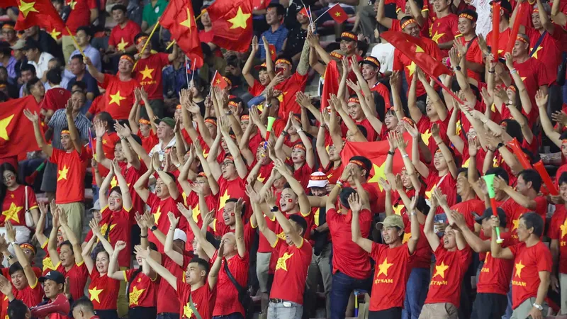 Đông đảo CĐV Việt Nam tiếp lửa đội nhà trên khán đài sân vận động Quốc gia Lào