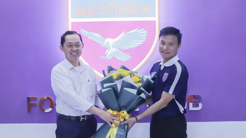 Chủ tịch CLB B.Bình Dương, ông Hồ Hồng Thạch trao hoa chúc mừng tân HLV Nguyễn Công Mạnh