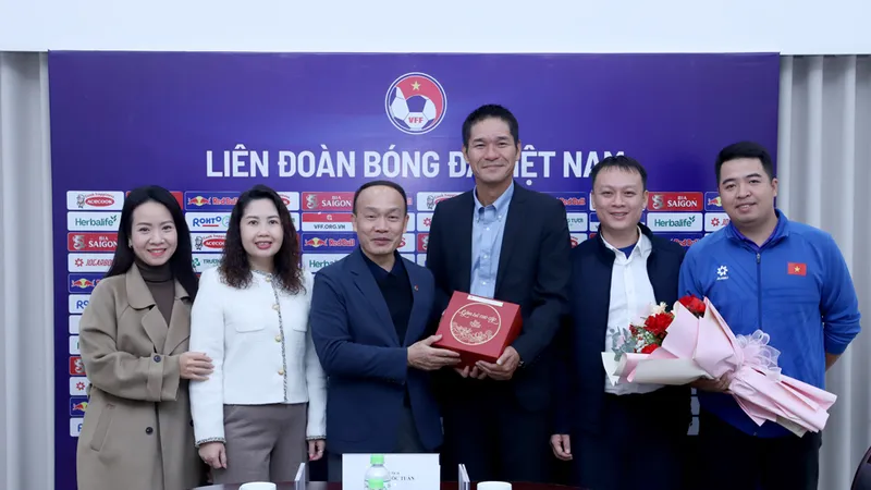 Lãnh đạo LĐBĐ Việt Nam trao tặng quà lưu niệm đến ông Akira tại buổi gặp mặt