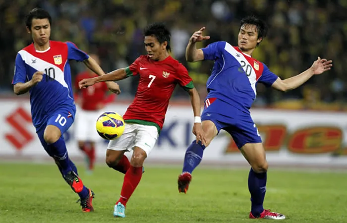 Lào (áo xanh) chia điểm cùng Indonesia ở AFF Cup 2012. Ảnh: AFF