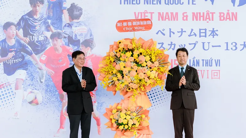 Ông Mai Hùng Dũng - Ủy viên Thường vụ Tỉnh ủy, Phó Chủ tịch Thường trực UBND tỉnh Bình Dương tặng hoa chúc mừng Ban tổ chức giải.
