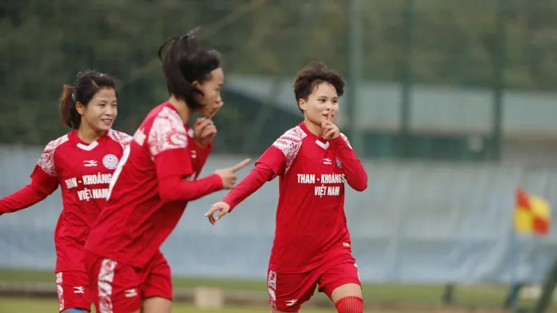 Nguyễn Thị Vạn ghi bàn thắng quyết định cho Than KSVN trong trận tranh chung kết với Thái Nguyên T&T