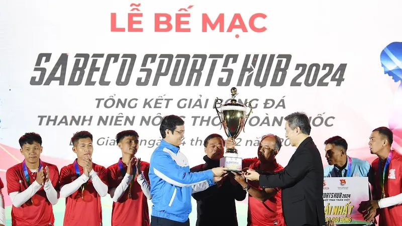 Ban tổ chức giải trao thưởng cho đội vô địch mùa giải 2024
