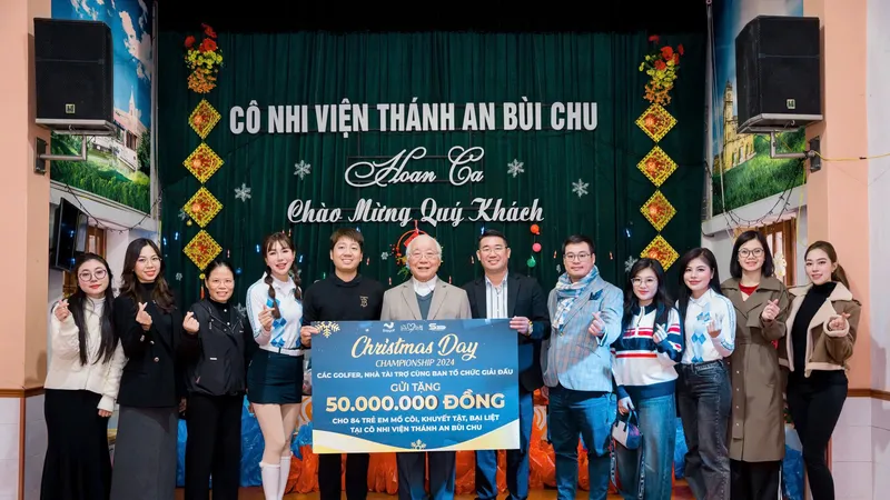 Đại diện BTC giải, nhà tải trợ thực hiện chuyến thiện nguyện tại Cô Nhi Viện Thánh An Bùi Chu, Nam Định hôm 12-12.