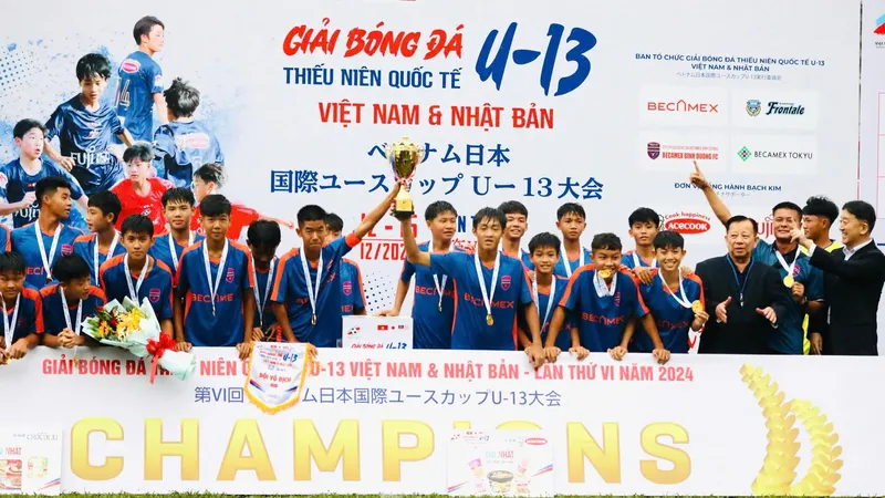 Ông Furudate Seiki - Phó Tổng Lãnh sự Nhật Bản tại TPHCM và Ông Nguyễn Văn Hùng – Chủ tịch HĐQT Tổng Công ty Becamex IDC trao Cúp vô địch cho đội U13 Becamex Bình Dương 
