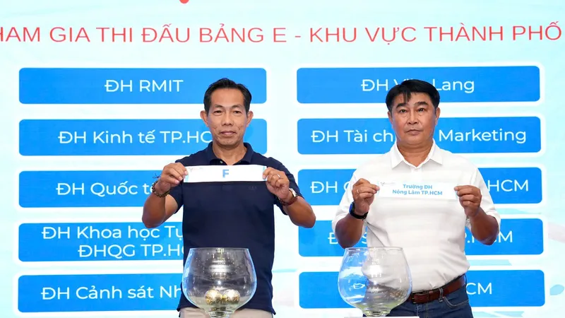 Cựu tuyển thủ Trần Minh Chiến và Đỗ Khải tại lễ bốc thăm. 