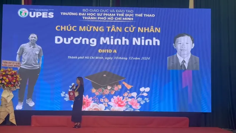 Chị Ngọc Bích, vợ của cố HLV Dương Minh Ninh thay chồng lên nhận bằng Tốt nghiệp
