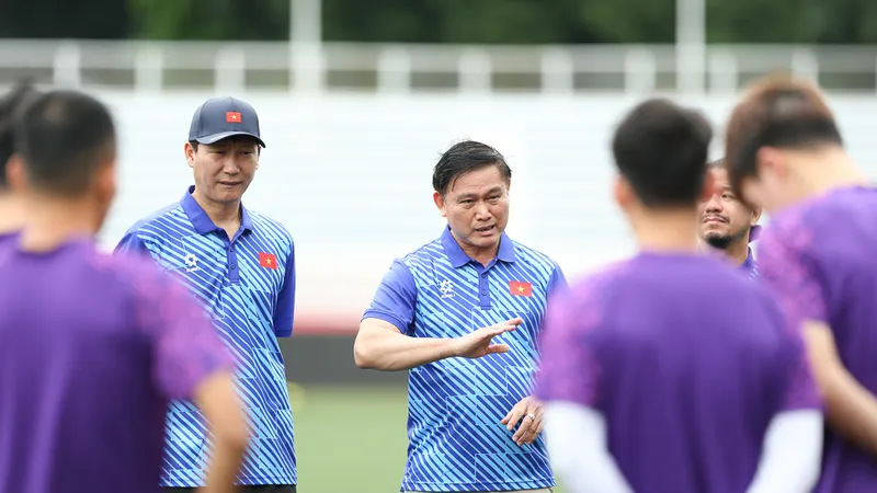 Trưởng đoàn Trần Anh Tú trao đổi, động viên toàn đội trước buổi tập sáng 19-12