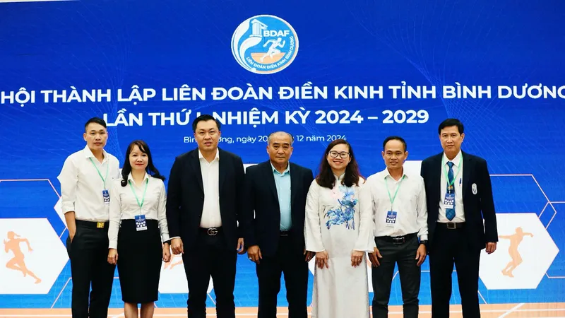 Lãnh đạo LĐĐK Việt Nam và Lãnh đạo Sở VH-TT&DL tỉnh chụp hình lưu niệm cùng Ban Thường vụ khóa I, LĐĐK tỉnh Bình Dương