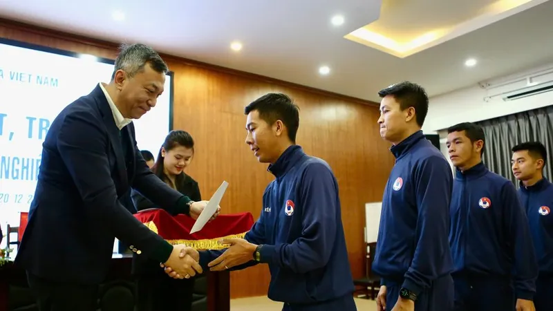 Chủ tịch VFF, ông Trần Quốc Tuấn trao giấy chứng nhận cho các trọng tài tham dự lớp tập huấn