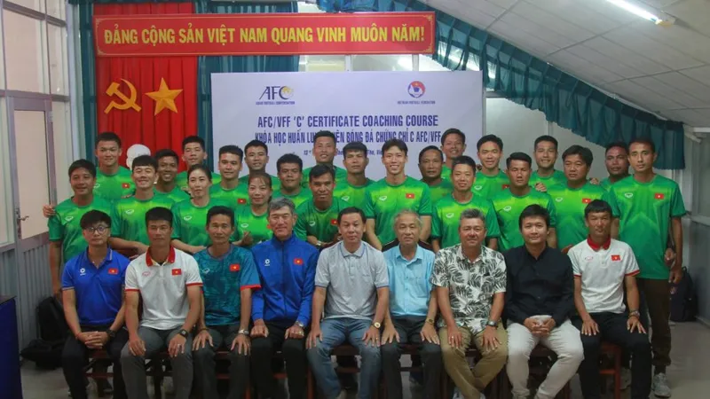 Các học viên chụp hình kỷ niệm cùng ban tổ chức khóa học