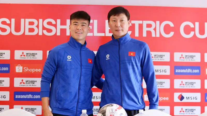 HLV Kim Sang-sik và hậu vệ Duy Mạnh tại buổi họp báo trưa 28-12