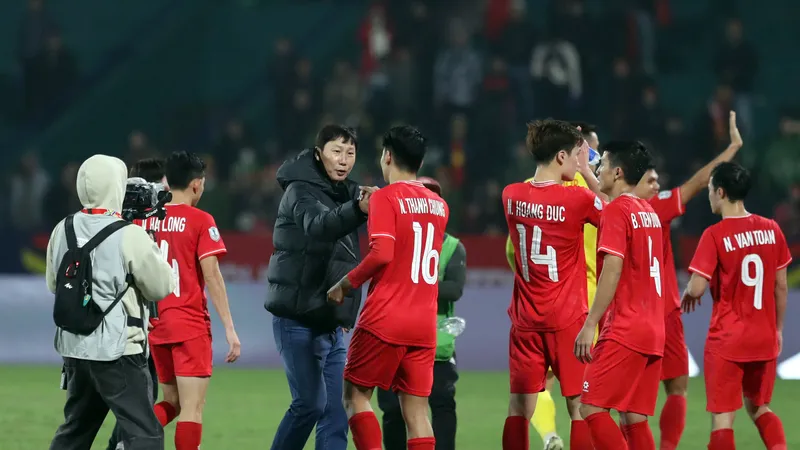HLV Kim Sang-sik bắt tay hậu vệ Thành Chung, cầu thủ thi đấu ổn định nhất ở hàng phòng ngự đội tuyển Việt Nam từ đầu giải