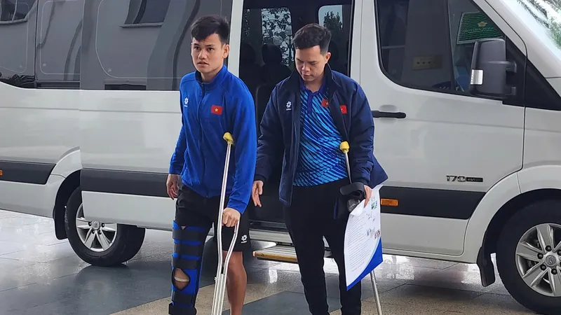 Hồ Tấn Tài cùng bác sĩ của đội tuyển, Trần Huy Thọ trở về khách sạn đội tuyển Việt Nam đang lưu trú sau khi đi khám tại bệnh viện.