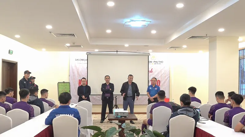 Chủ tịch VFF Trần Quốc Tuấn động viên toàn đội trước hai trận chung kết với đội tuyển Thái Lan.