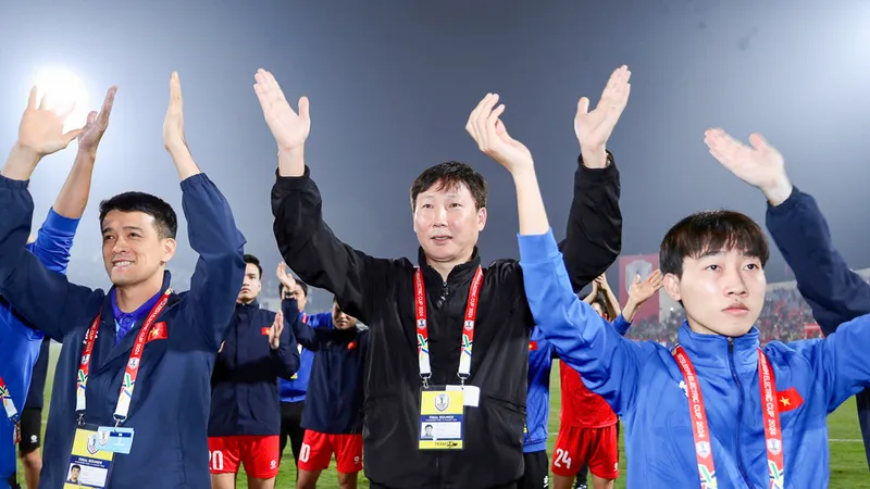 HLV Kim Sang-sik cùng các học trò cám ơn khán giả trên sân Việt Trì sau trận chung kết lượt đi