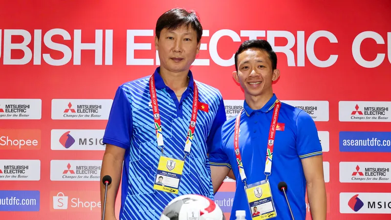 HLV Kim Sang-sik cùng tiền vệ Châu Ngọc Quang tại buổi họp báo