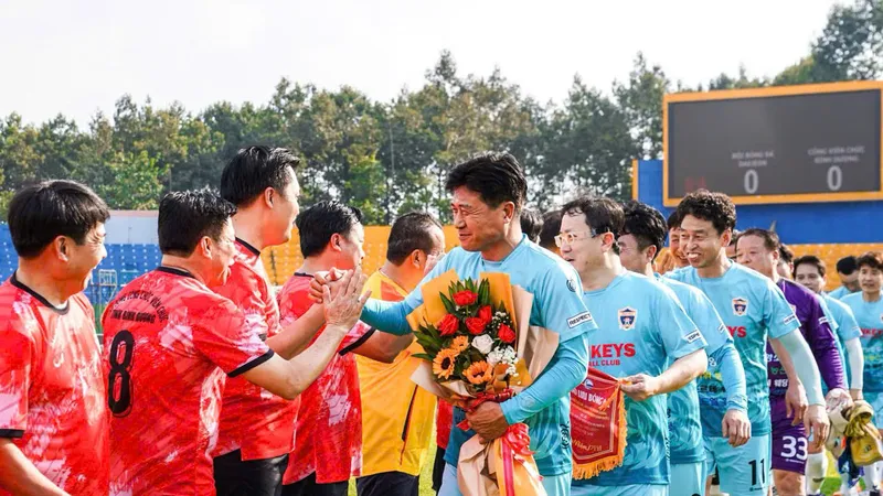 Ông Kim Jong Cheon - Nguyên Chủ tịch Hội đồng thành phố Daejeon, Cố vấn Liên đoàn Bóng đá Daejeon dẫn dắt đội Liên đoàn Bóng đá Daejeon