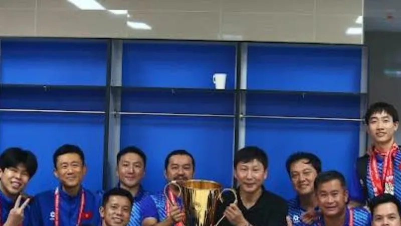HLV Kim Sang-sik cùng các cộng sự trong BHL đội tuyển Việt Nam. Ảnh: Caleb Choi