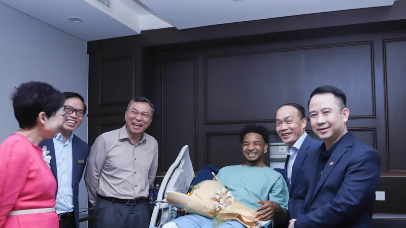 Lãnh đạo VFF đến thăm và động viên Xuân Son