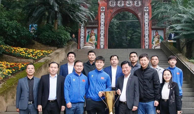 Trưởng đoàn Trần Anh Tú, HLV Kim Sang-sik, thủ quân Duy Mạnh đại diện ĐTVN đến dâng hương báo công các Vua Hùng