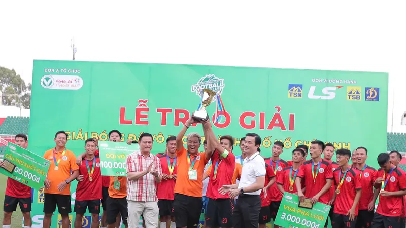 Ông Trần Anh Tú, Phó chủ tịch VFF, chủ tịch HFF và ông Nguyễn Nam Nhân, Phó Giám đốc Sở VH-TT TPHCM trao Cúp vô địch cho Nghĩa Tình FC