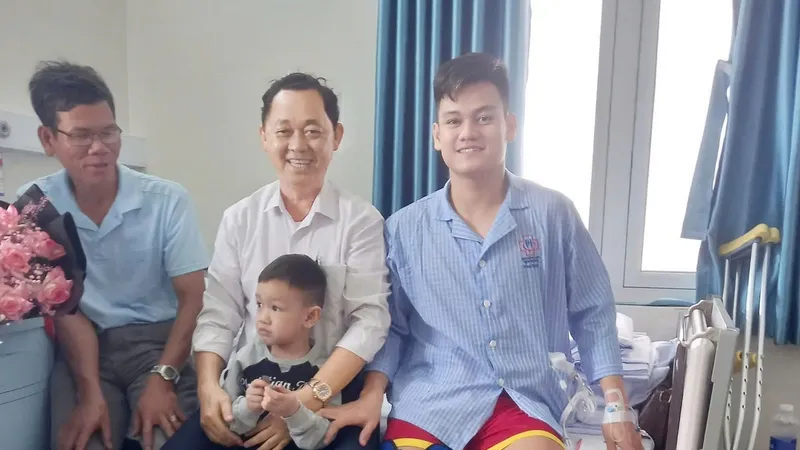 Chủ tịch CLB B.Bình Dương, ông Hồ Hồng Thạch (giữa) động viên Hồ Tấn Tài